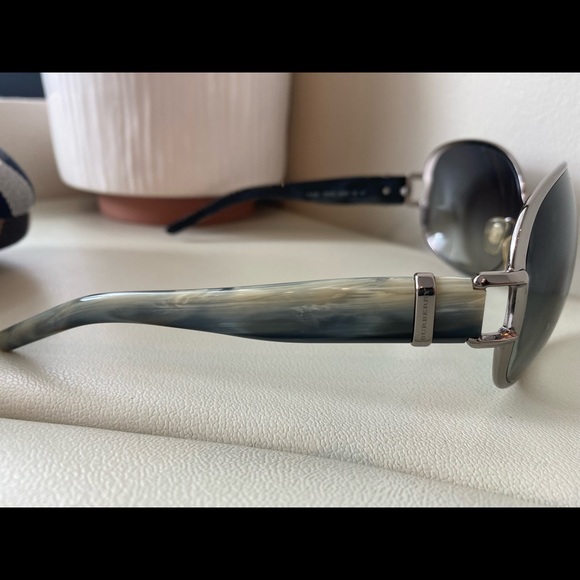 Burberry sunglasses - Picture 2 of 7